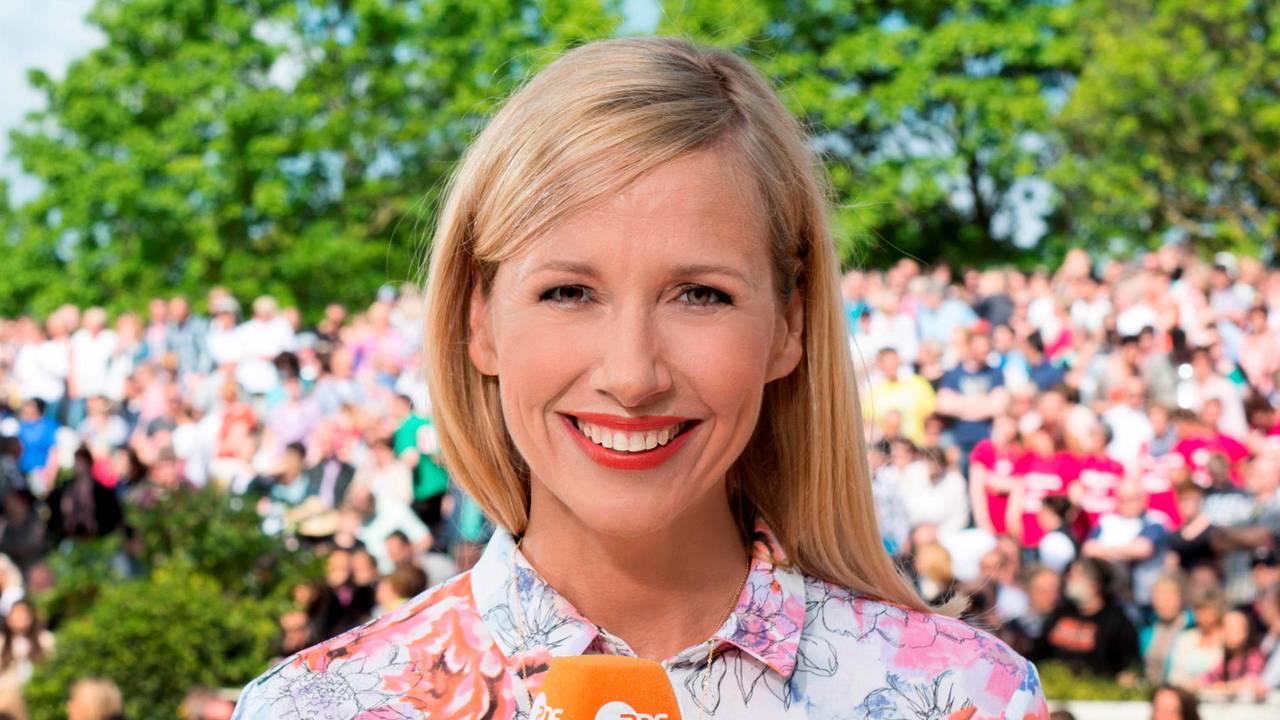 In ihrer Biografie packt Andrea Kiewel, hier 2021 im ZDF-„Fernsehgarten“ zu sehen, unverblümt über ihr Sexleben aus.