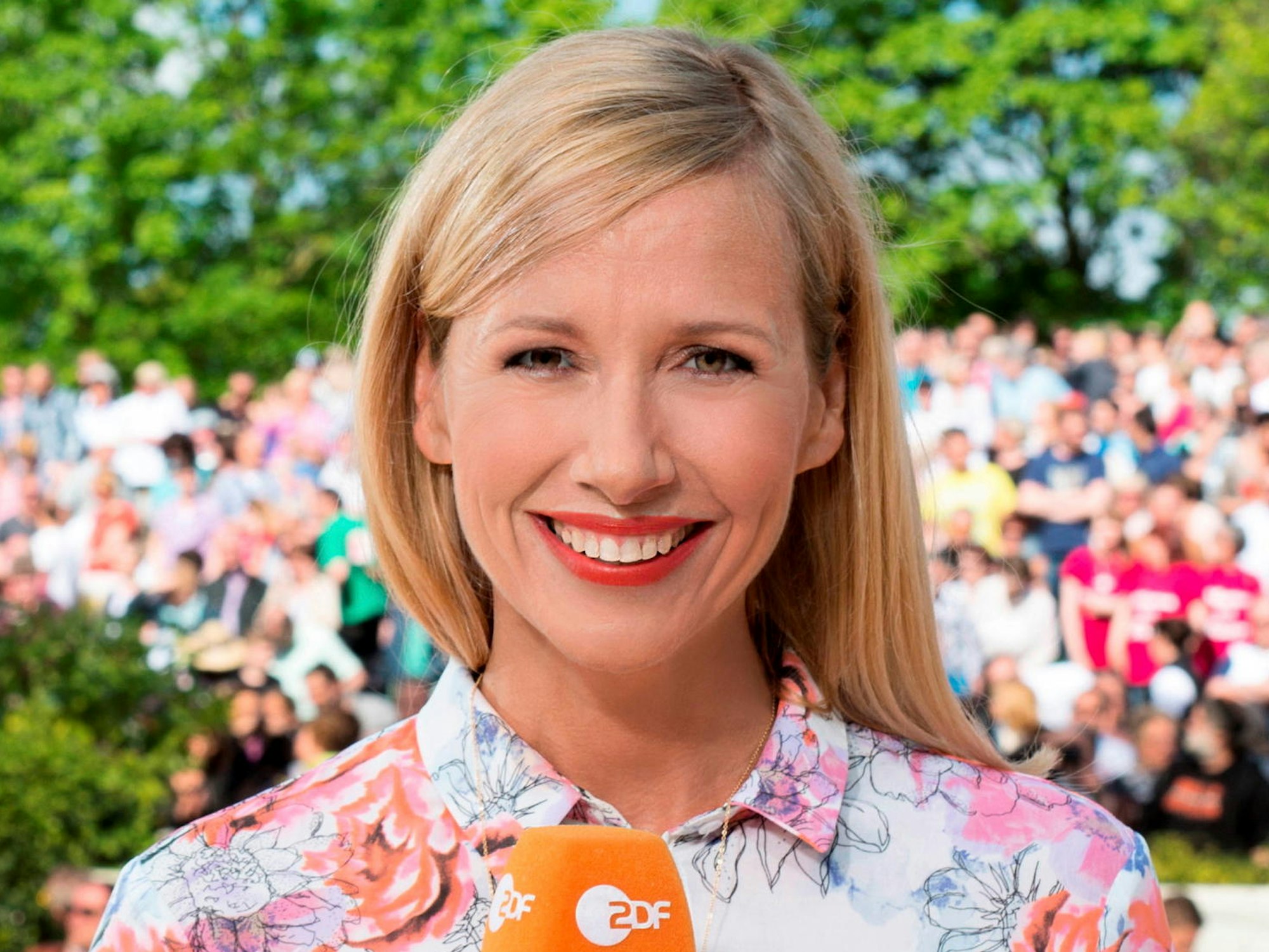 In ihrer Biografie packt Andrea Kiewel, hier 2021 im ZDF-„Fernsehgarten“ zu sehen, unverblümt über ihr Sexleben aus.