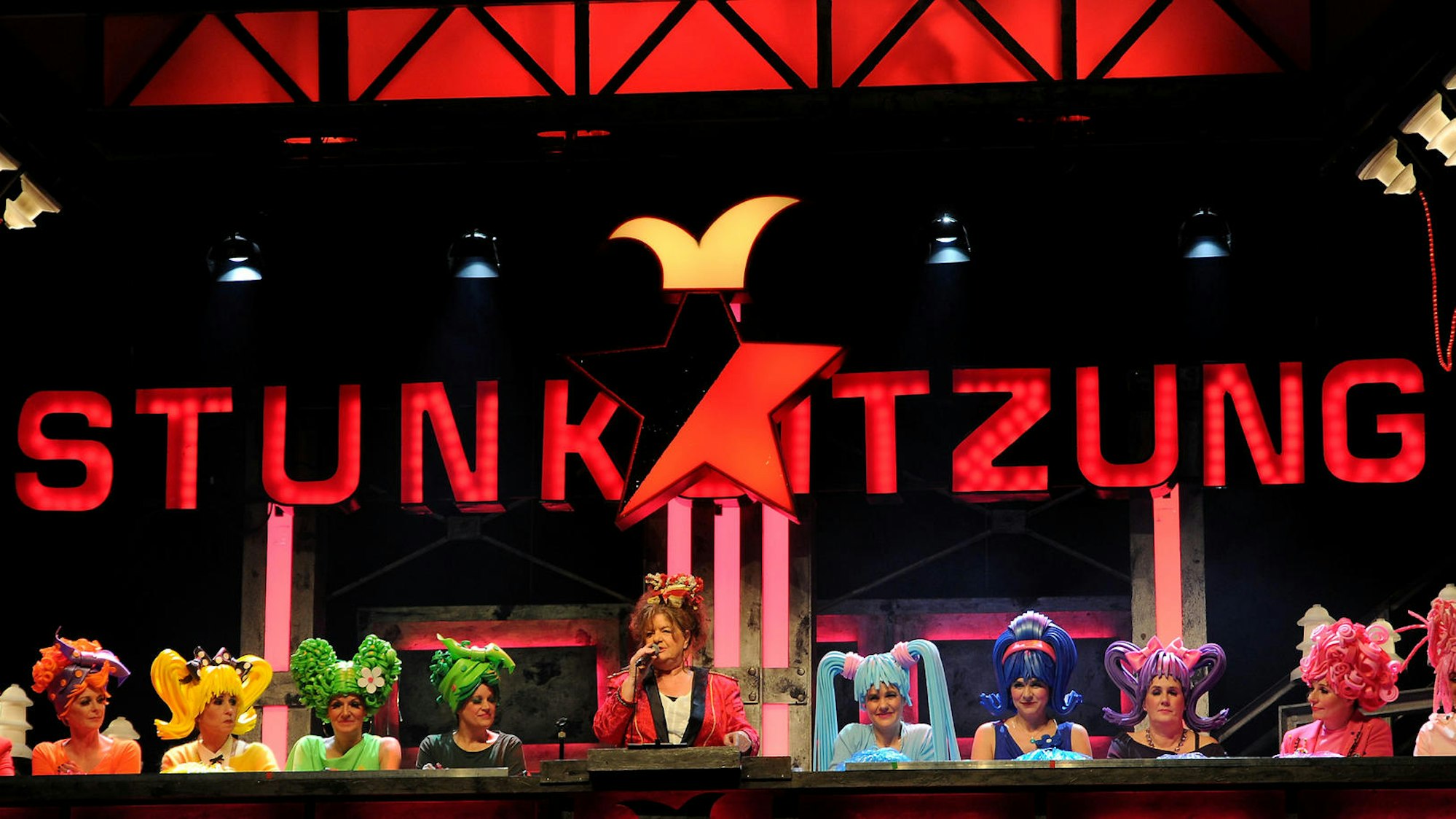 Darstellerinnen bei einer Aufführung auf der Bühne der Stunksitzung in Köln.