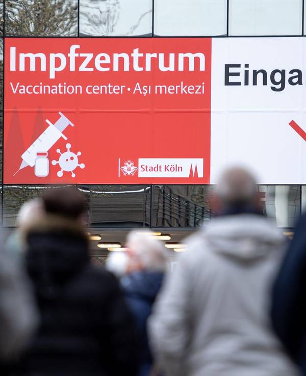 Kölnmesse: Kölner Impfzentrum in Köln-Deutz, Menschen stehen Schlange