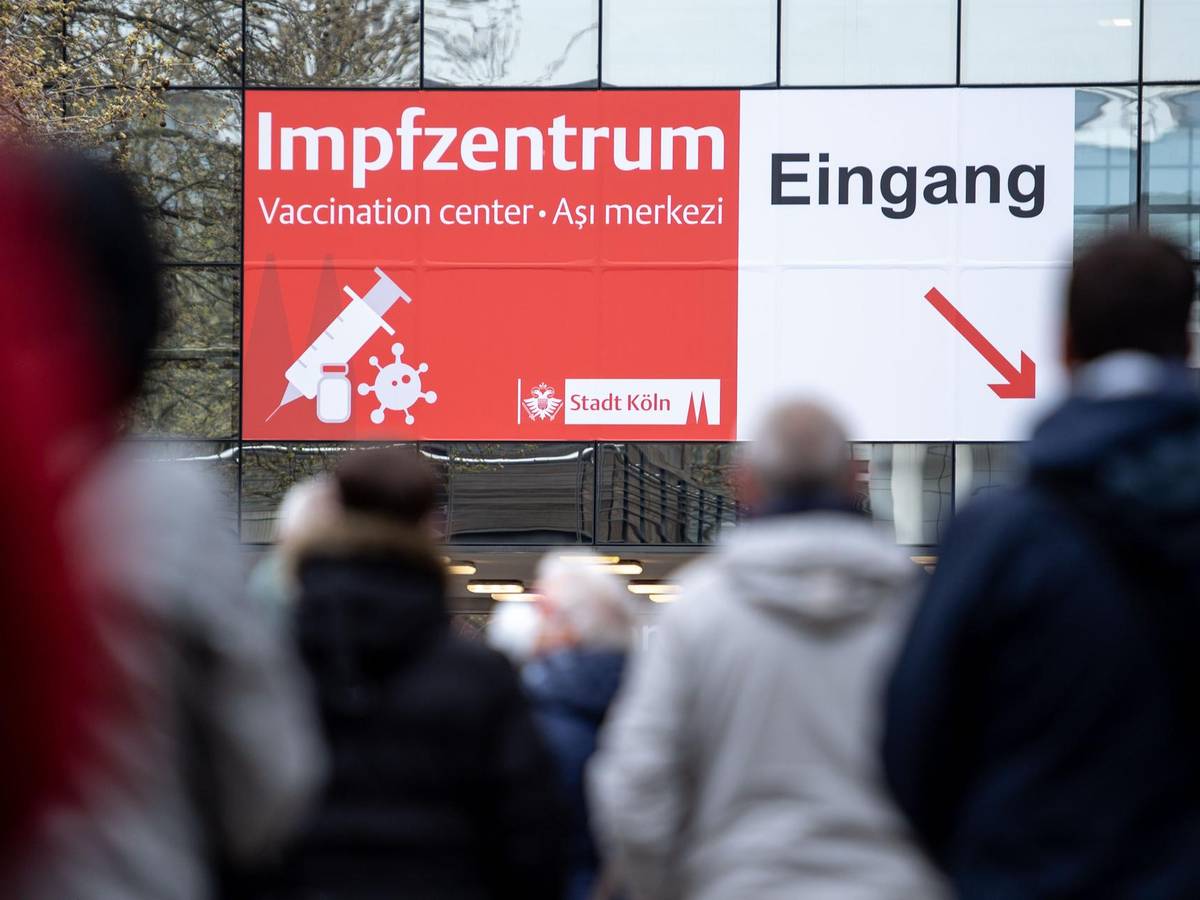 Kölnmesse: Kölner Impfzentrum in Köln-Deutz, Menschen stehen Schlange