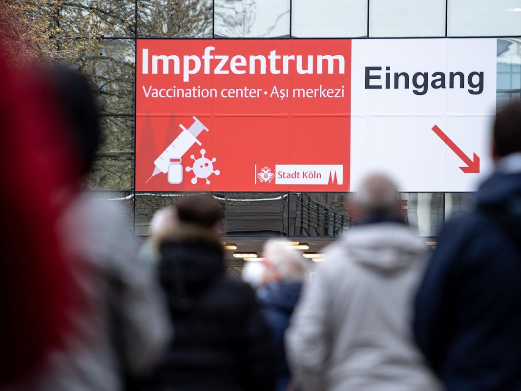 Kölnmesse: Kölner Impfzentrum in Köln-Deutz, Menschen stehen Schlange