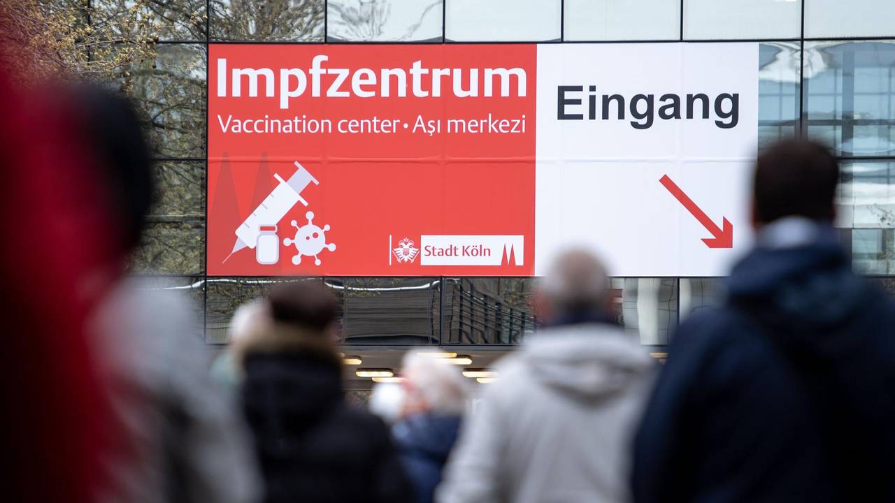 Kölnmesse: Kölner Impfzentrum in Köln-Deutz, Menschen stehen Schlange