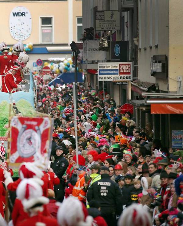 Foto zeigt den Kölner Rosenmontagszug in der Severinstrasse 2018