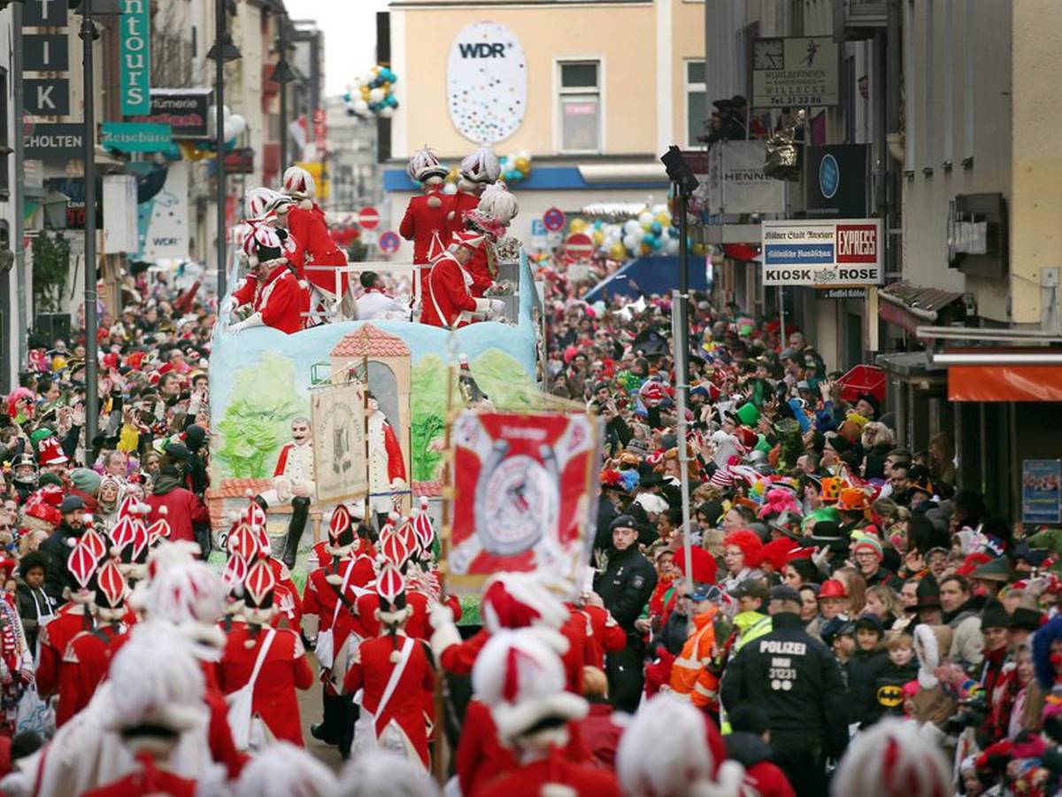Foto zeigt den Kölner Rosenmontagszug in der Severinstrasse 2018