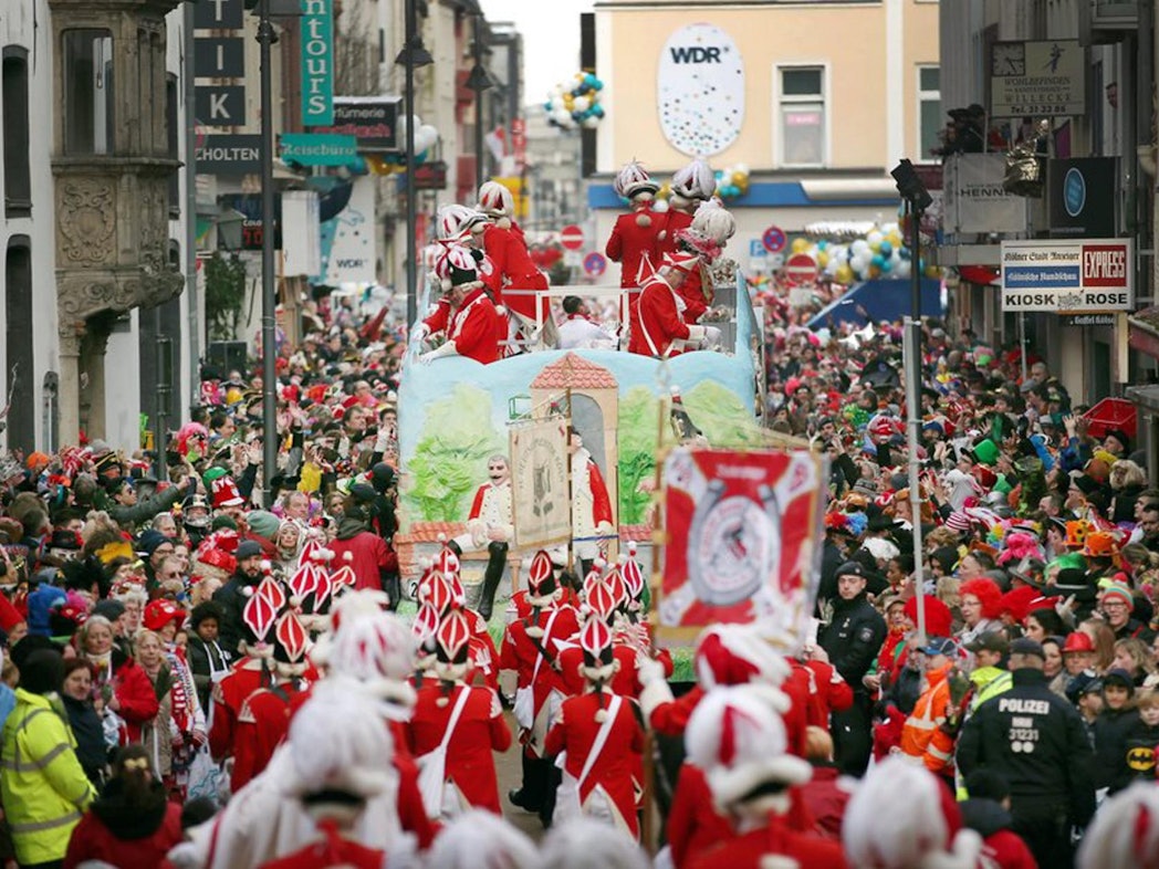 Foto zeigt den Kölner Rosenmontagszug in der Severinstrasse 2018