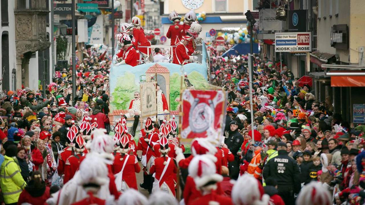 Foto zeigt den Kölner Rosenmontagszug in der Severinstrasse 2018