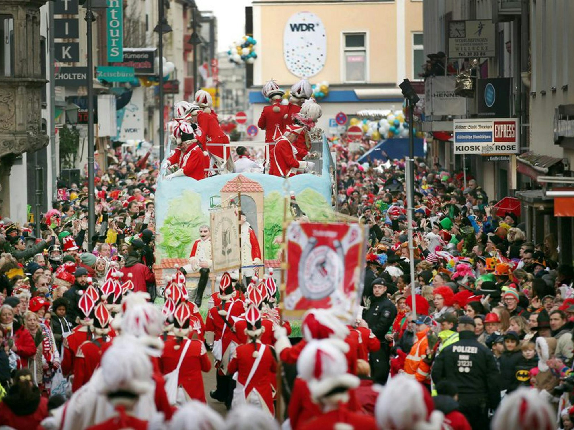 Foto zeigt den Kölner Rosenmontagszug in der Severinstrasse 2018