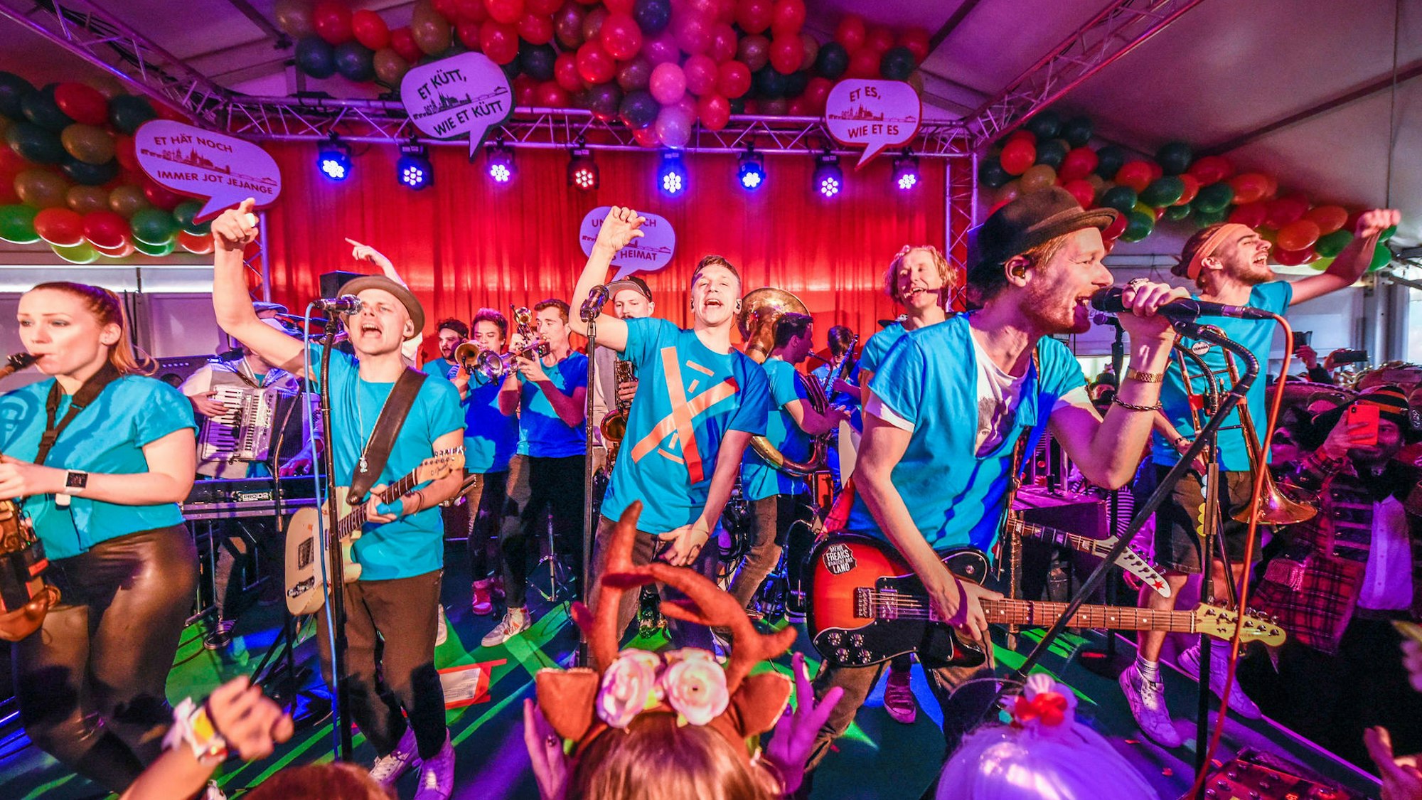 Quersallou aus Cat Ballou, Kasalla und Querbeat singen und spielen gemeinsam auf der Bühne