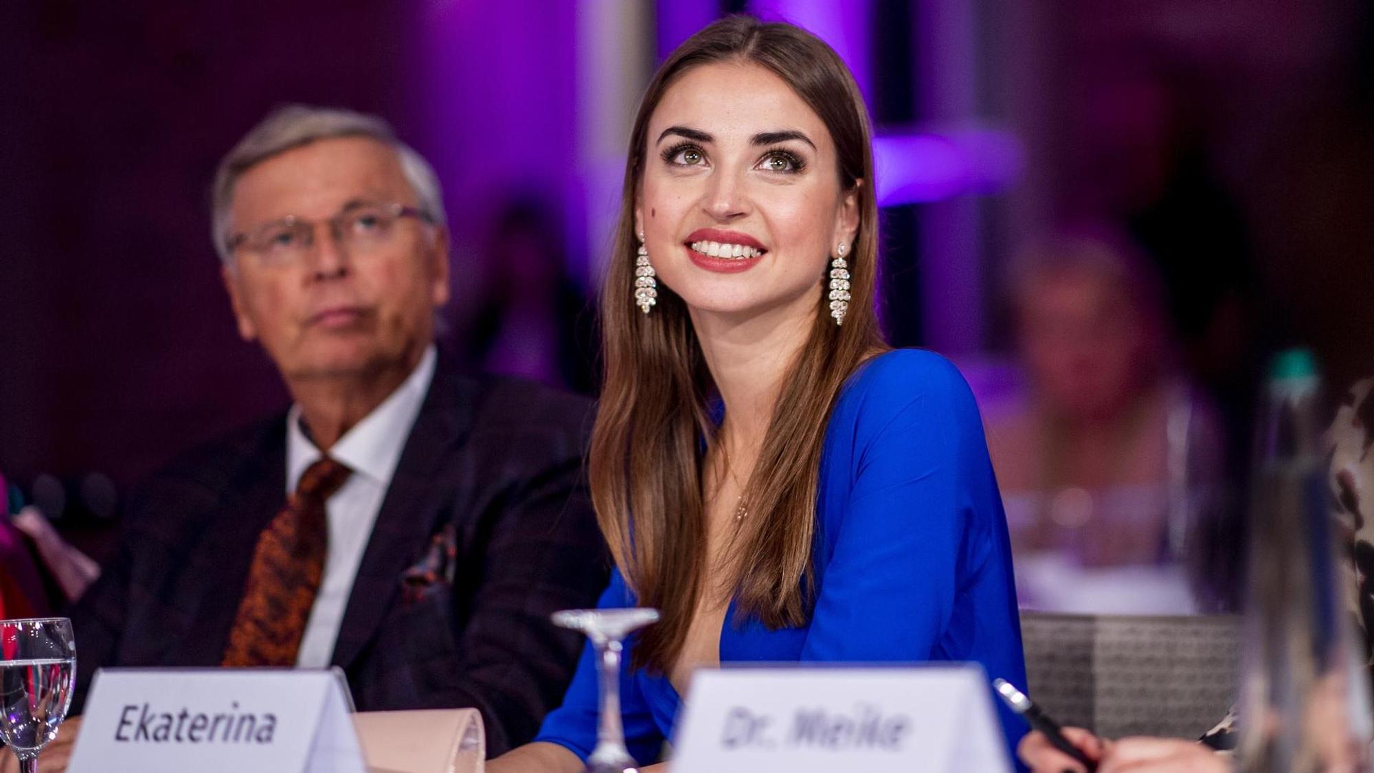 Die Jurymitglieder Wolfgang Bosbach (l), CDU-Politiker, und Ekaterina Leonova, „Let's Dance“-Tänzerin, beobachten die Teilnehmerinnen. Beim Finale des Schönheitswettbewerbs „Miss 50 plus“ treten 20 Finalistinnen an.