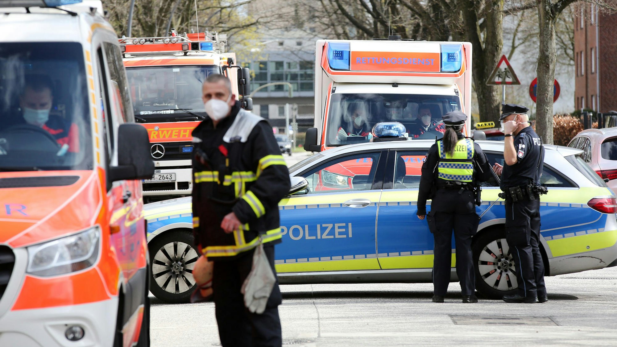 Polizei und Rettungskräfte an einem Unfallort in Köln. Bei einem Busunfall in Bergisch Gladbach wurde eine 81-jährige Fußgängerin schwer verletzt.