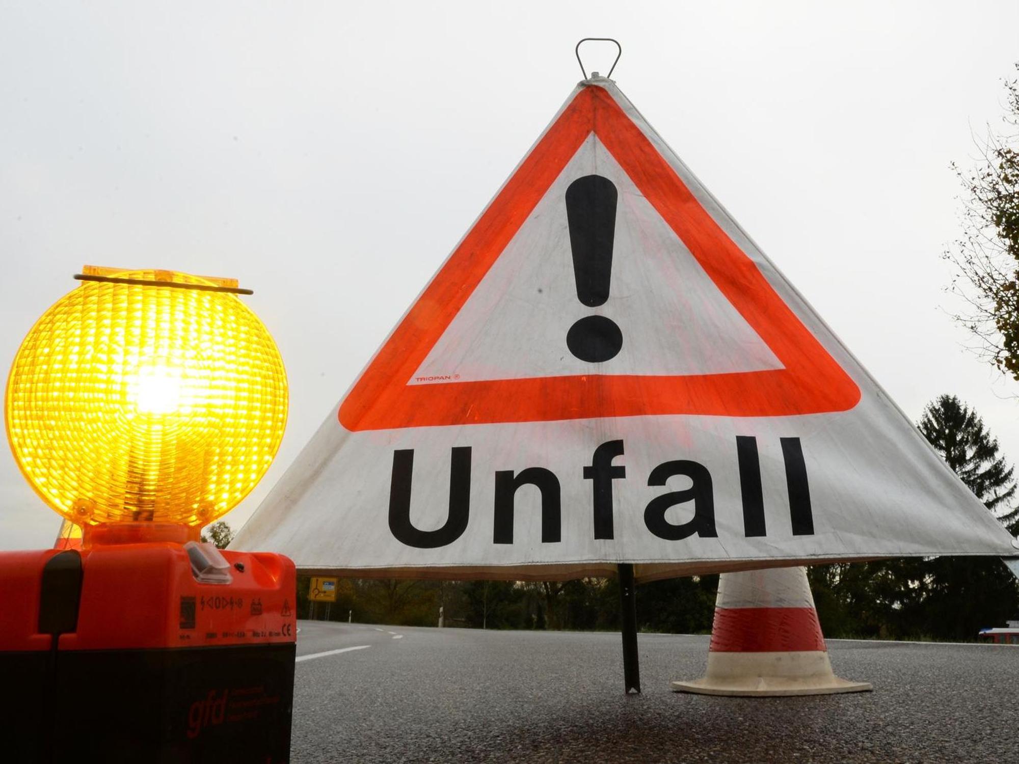 Ein Warndreieck steht an einer Unfallstelle.