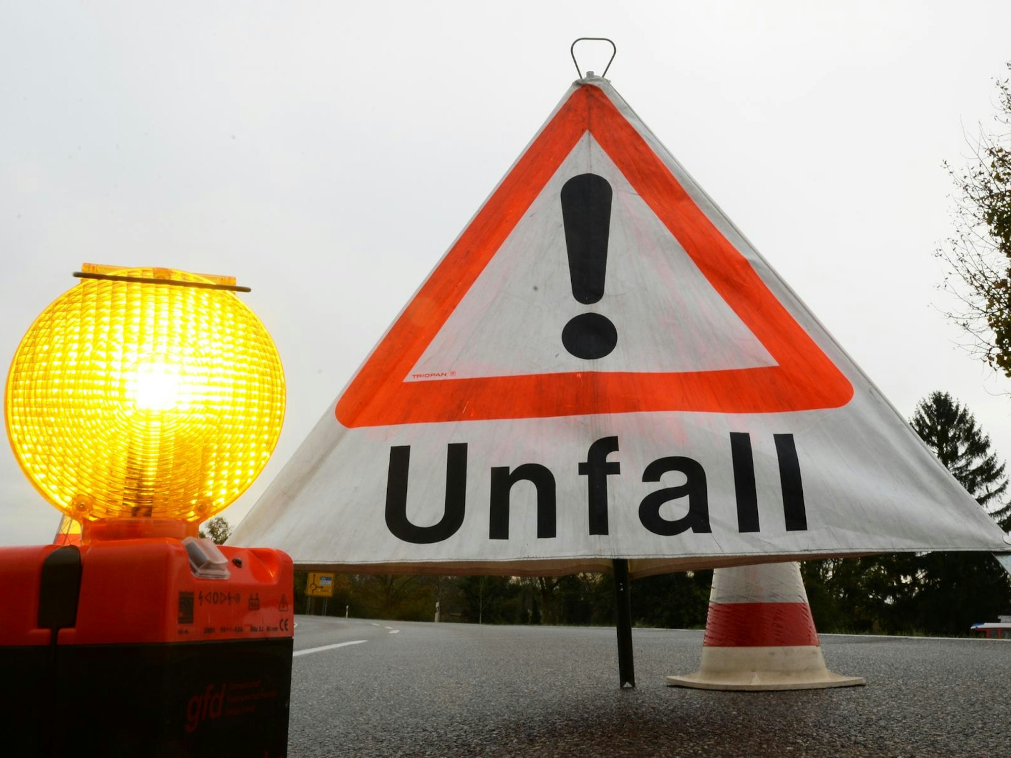 Ein Warndreieck steht an einer Unfallstelle.