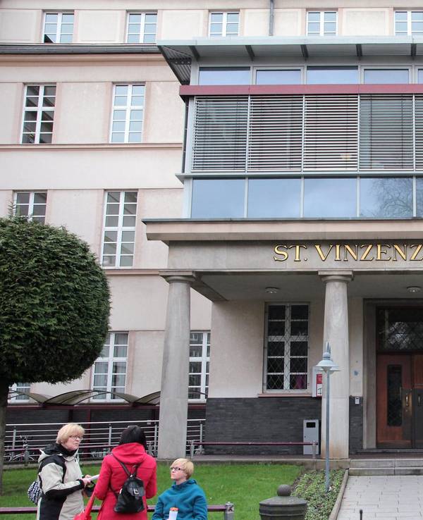 Menschen vor dem Vinzenz-Krankenhaus in Köln