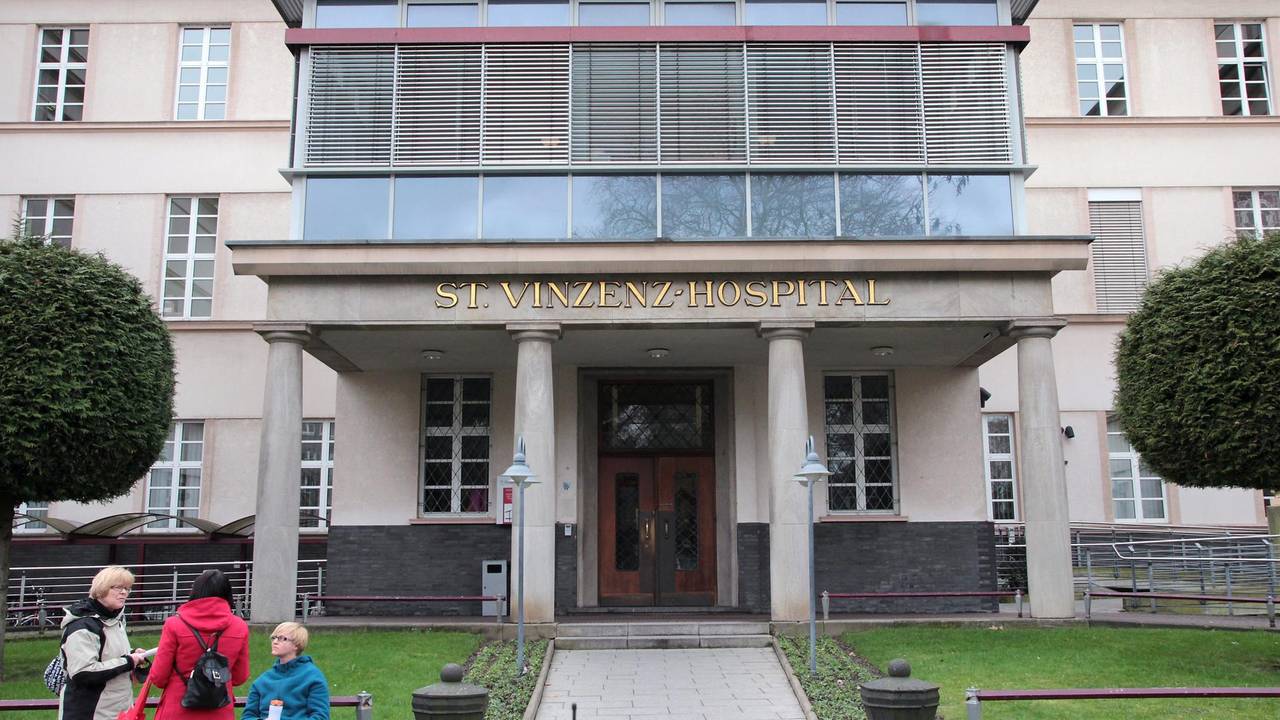 Menschen vor dem Vinzenz-Krankenhaus in Köln