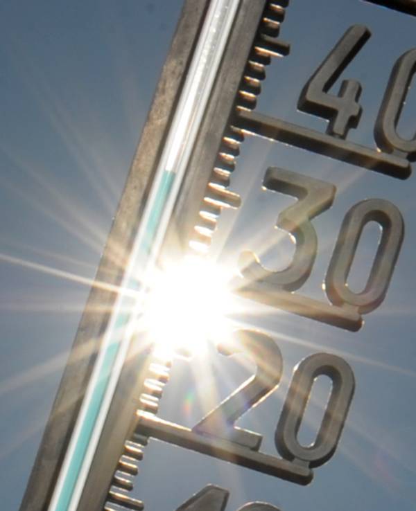 Ein Thermometer zeigt in Köln die Temperatur an. Dieses Symbolfoto stammt aus dem Juni 2021.