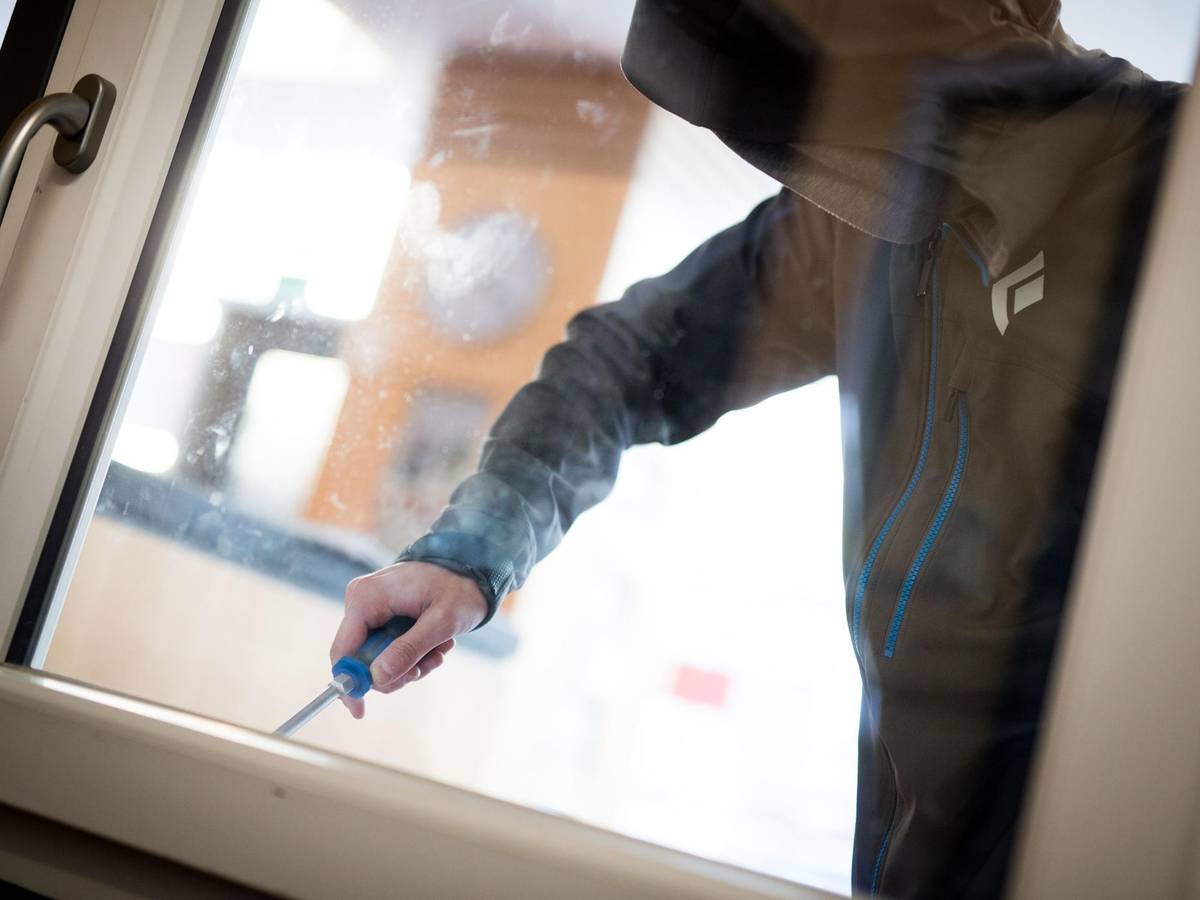 Einbrecher sucht Einstieg über Fenster