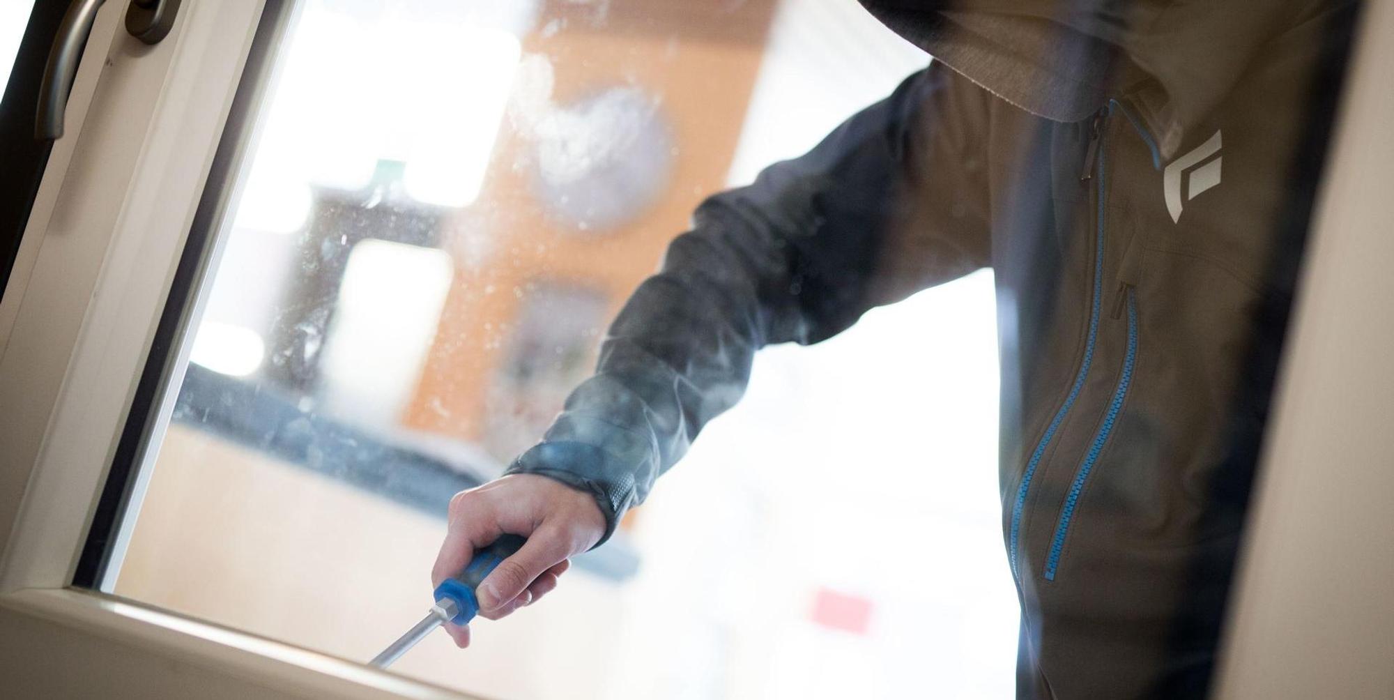 Einbrecher sucht Einstieg über Fenster
