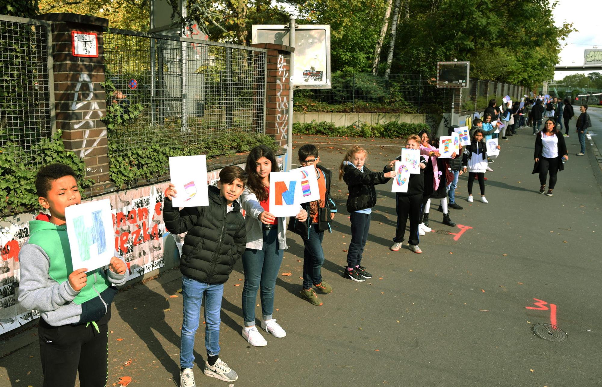 Die Schüler bildeten eine Menschenkette