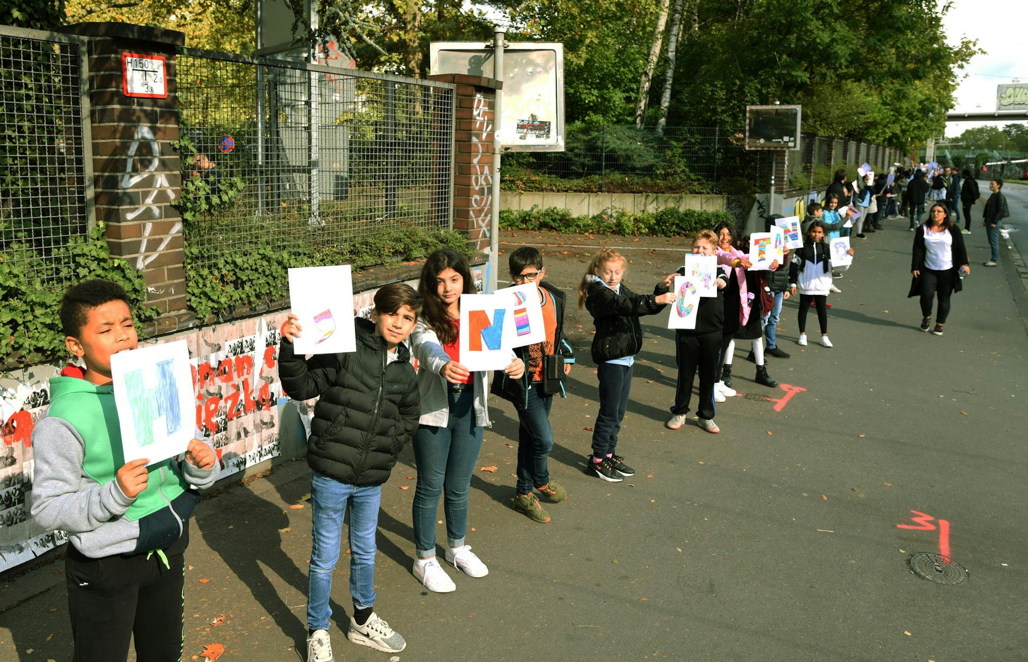 Die Schüler bildeten eine Menschenkette
