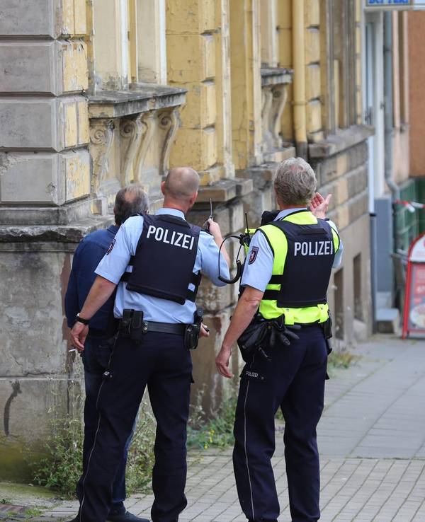 Polizisten auf einer Straße in Hagen.