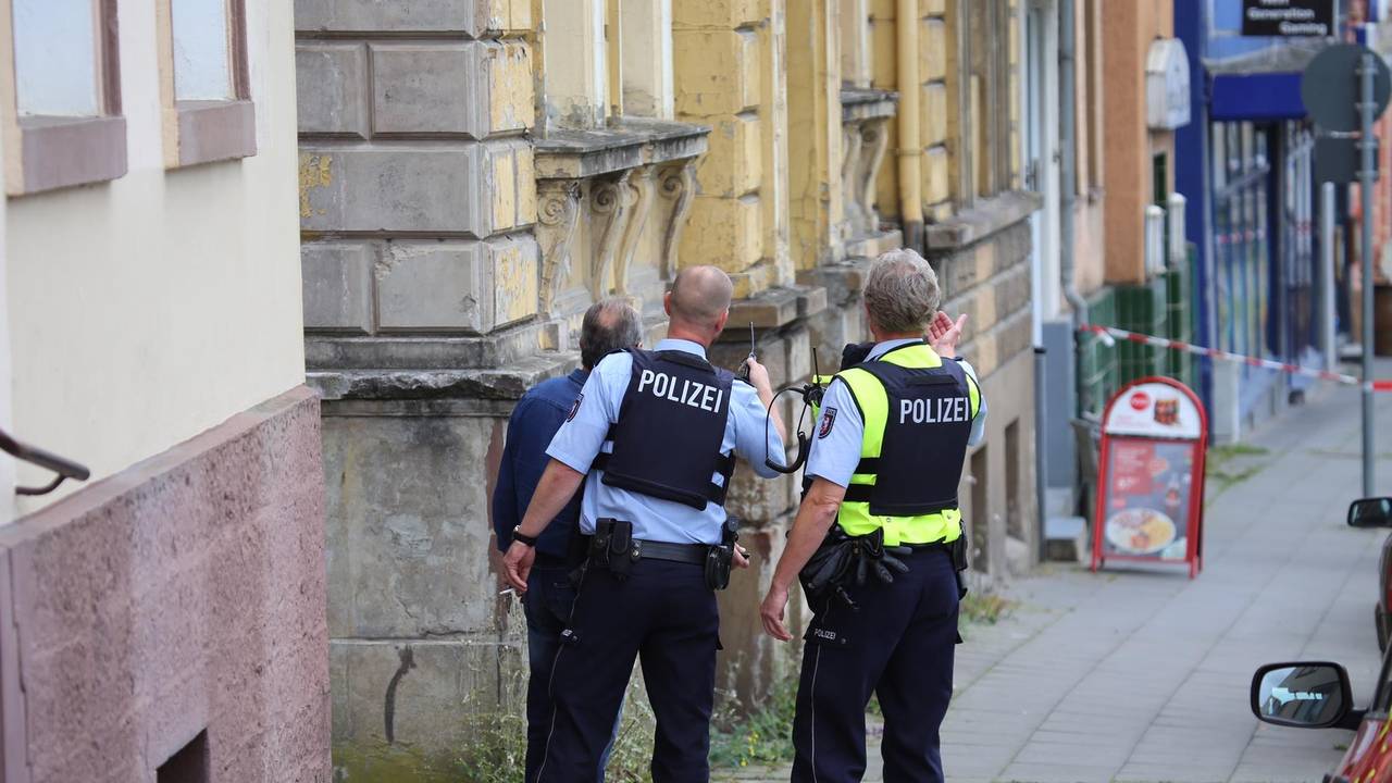 Polizisten auf einer Straße in Hagen.