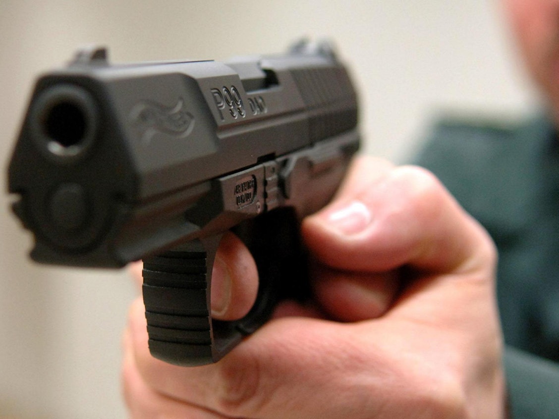 Ein Mann zielt mit einer Walther P 99-Pistole in der Hand.