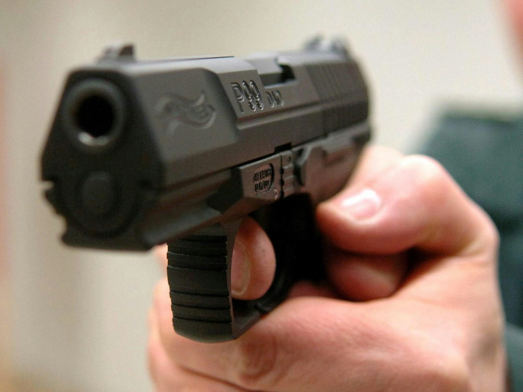 Ein Mann zielt mit einer Pistole.