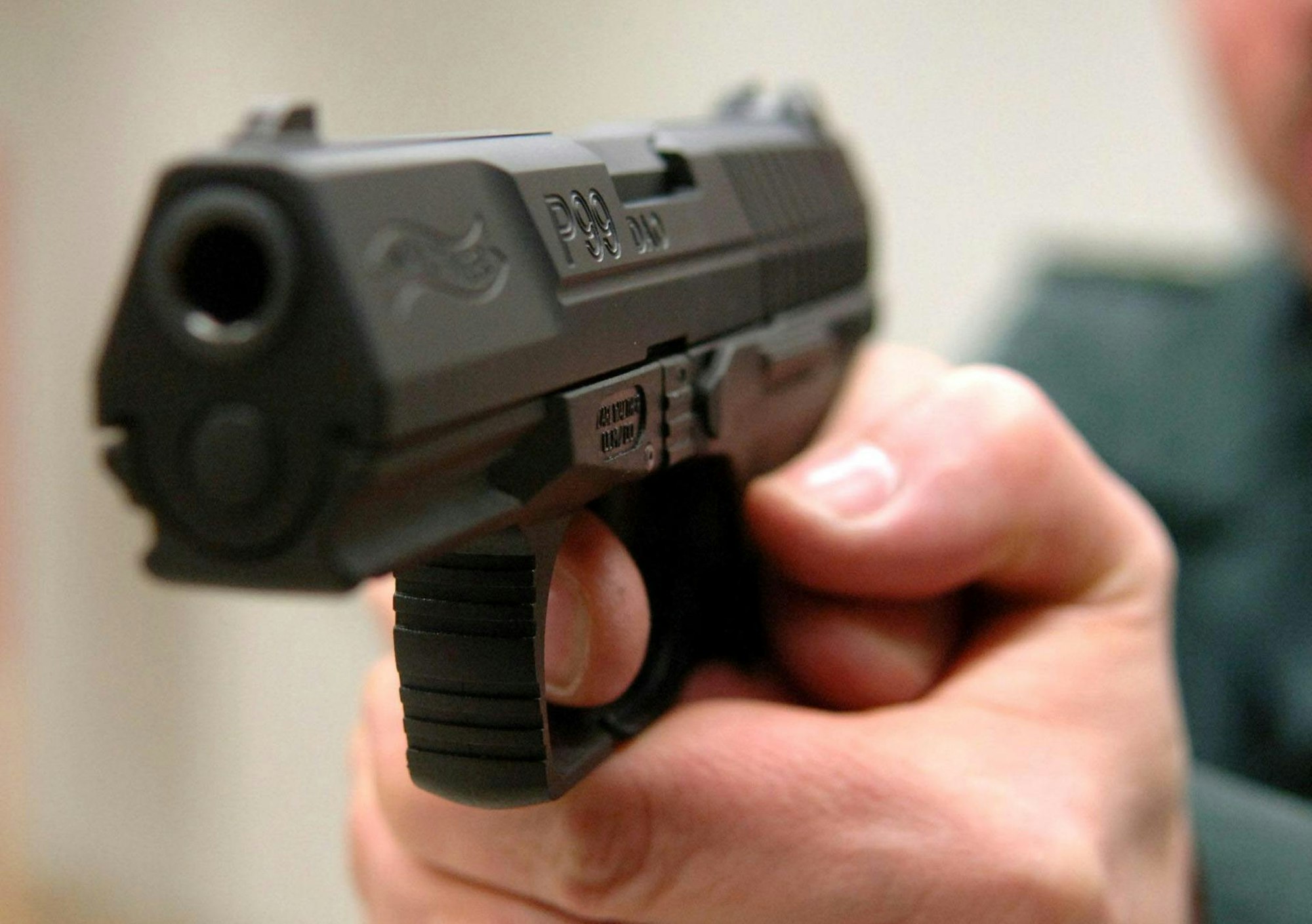 Eine Waffe wird in die Kamera gehalten.