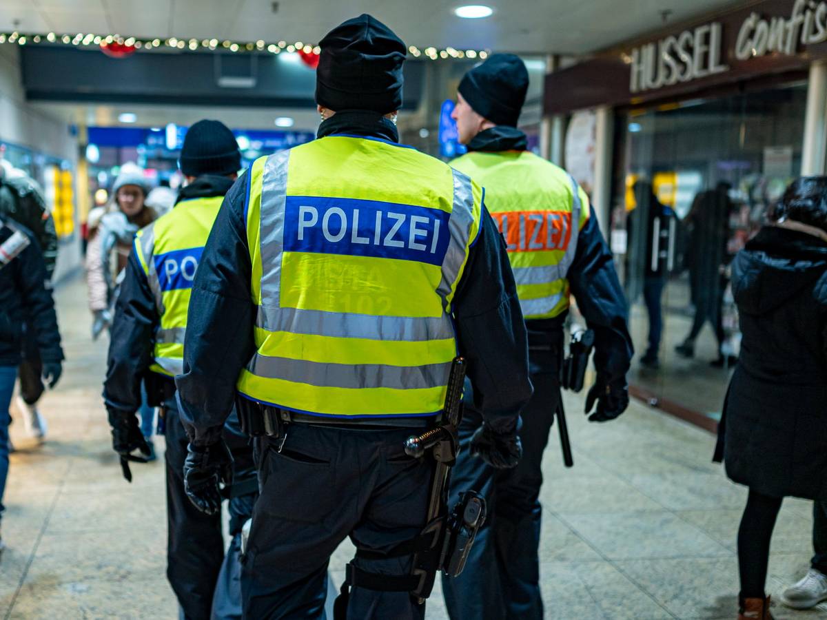 Bundespolizisten laufen durch eine Passage.