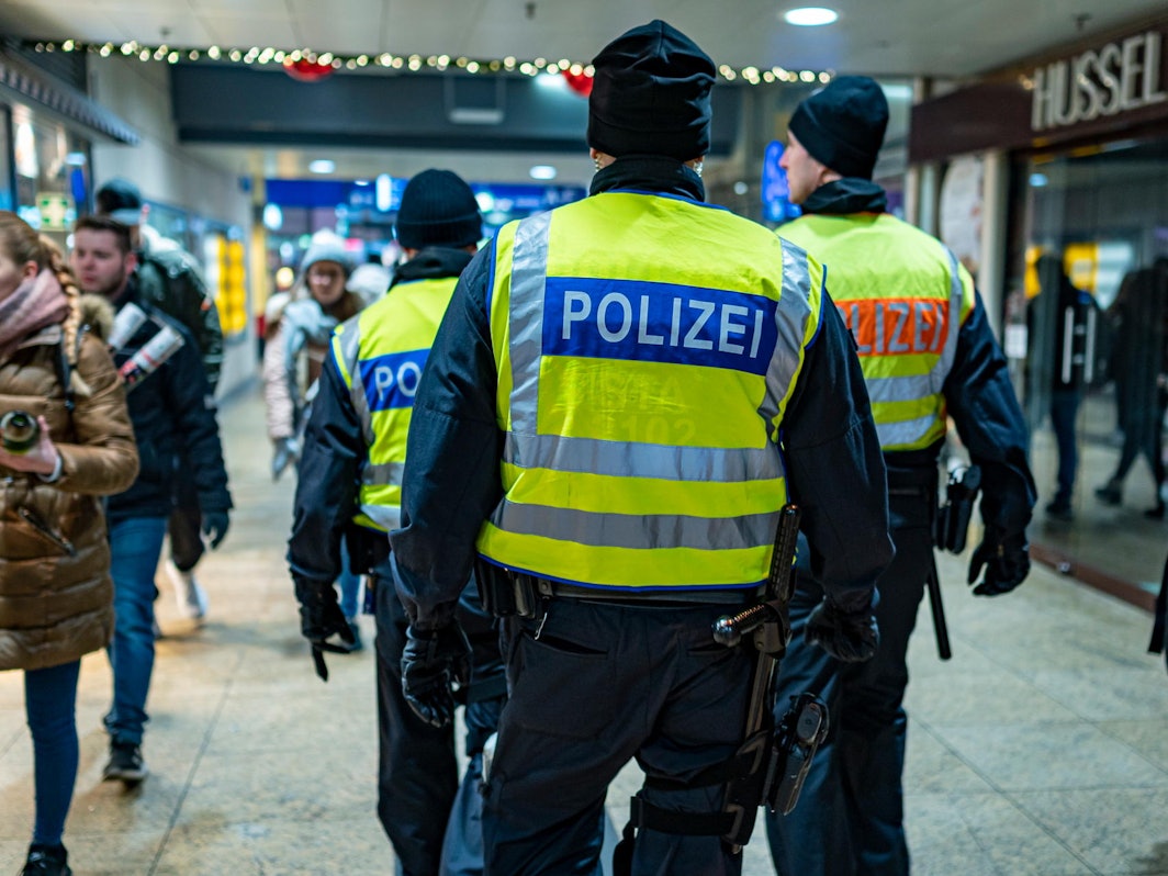 Bundespolizisten laufen durch eine Passage.