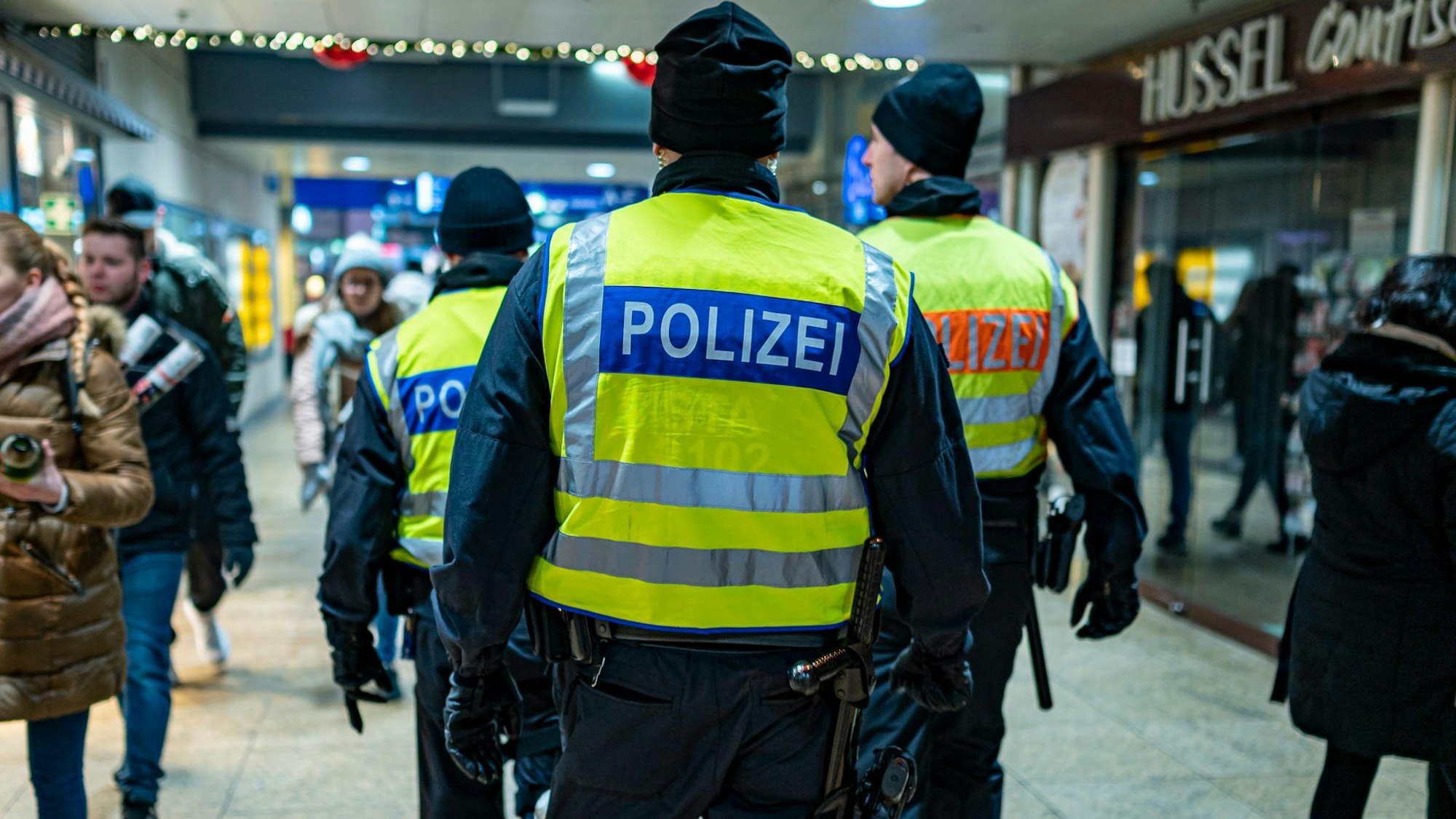 Bundespolizisten laufen durch eine Passage.