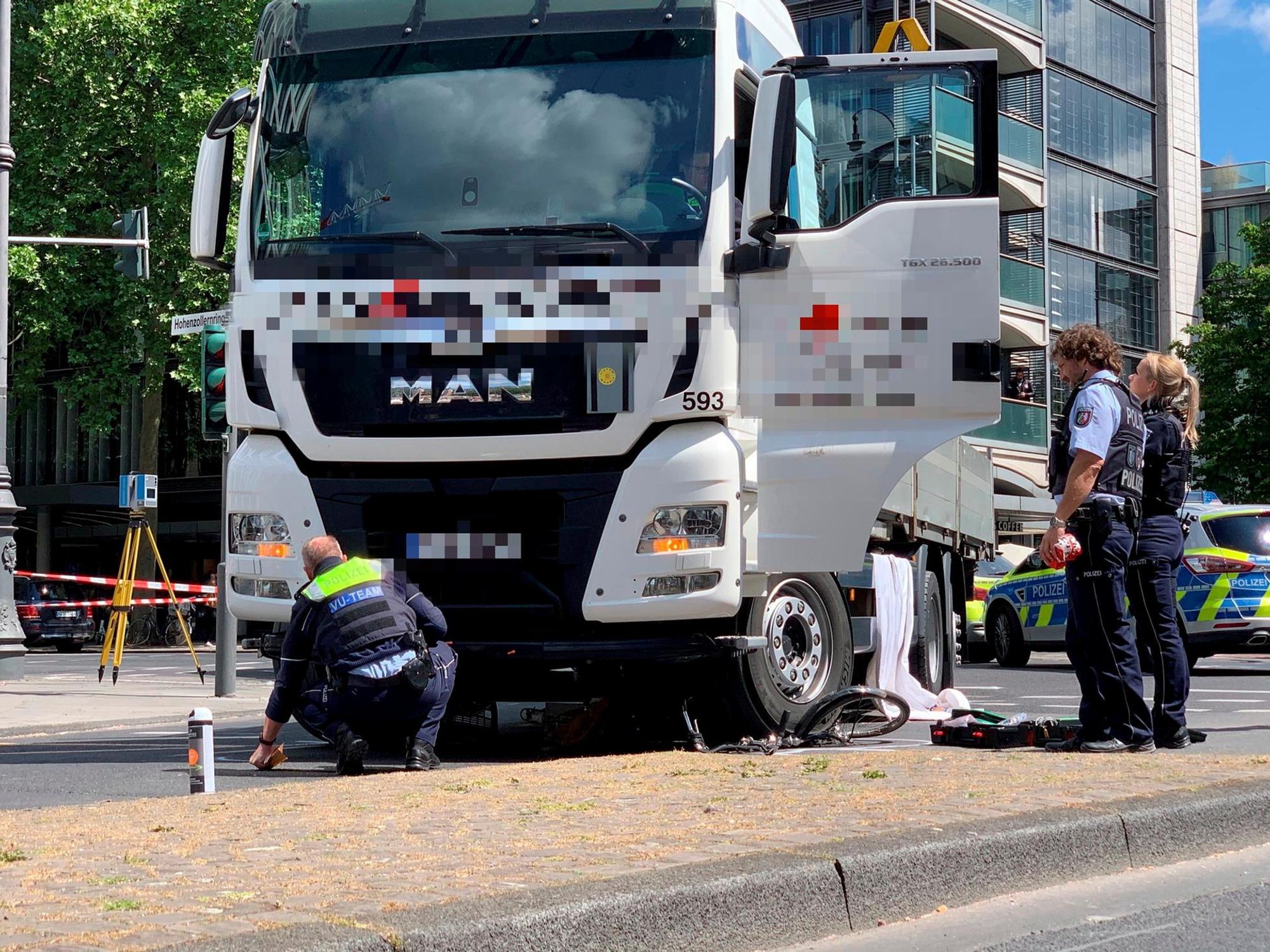 Ein weißer Lkw steht auf der Fahrbahn, unter einem Rad liegt ein zerquetschtes Fahrrad.
