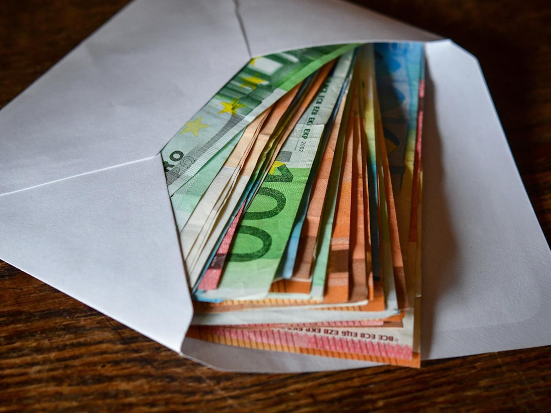 Geld im Umschlag. Einen dicken Umschlag voller Geld hat eine Bergheimerin am Mittwoch (2. März 2022) einer Betrügerin ausgehändigt.