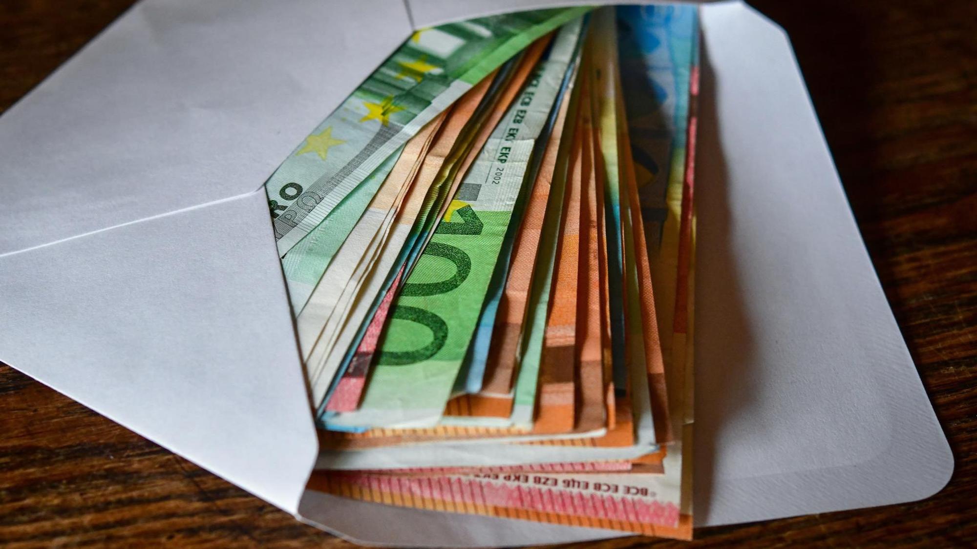 Geld im Umschlag. Einen dicken Umschlag voller Geld hat eine Bergheimerin am Mittwoch (2. März 2022) einer Betrügerin ausgehändigt.