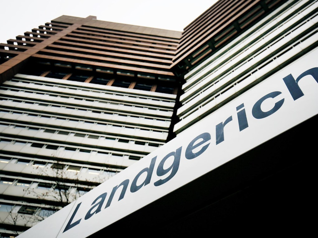 An einem Hochhaus steht „Landgericht“.