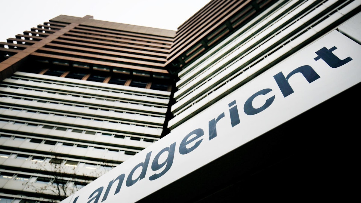 An einem Hochhaus steht „Landgericht“.