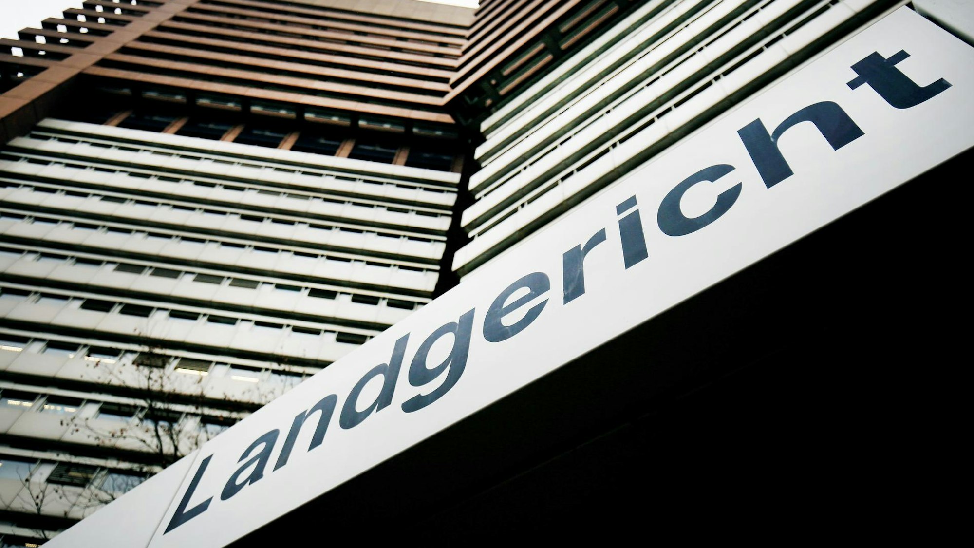 Das Kölner Landgericht von außen, über dem Eingang hängt der Schriftzug „Landgericht“.