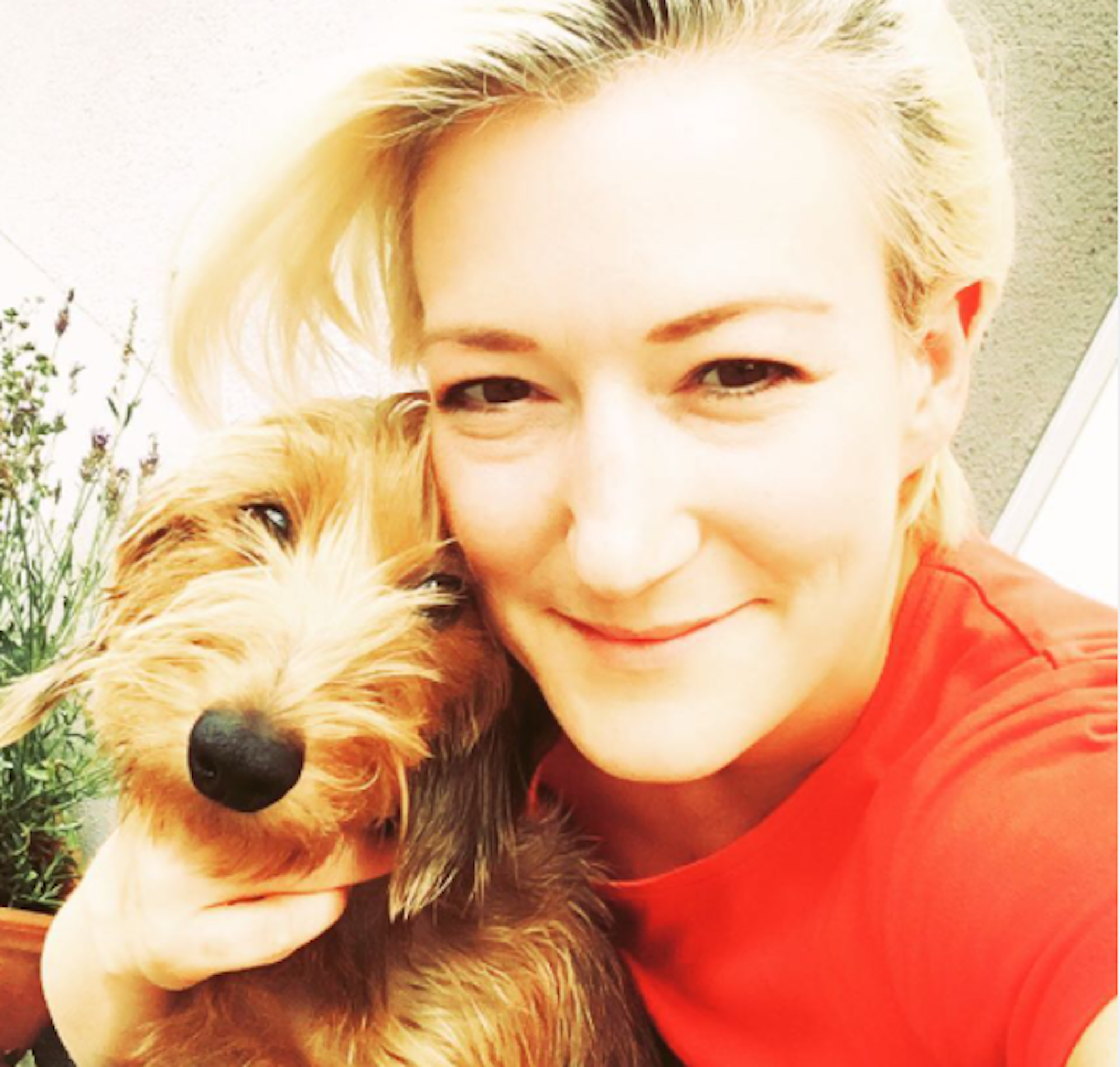 Ruth Spiller mit Dackel Theo