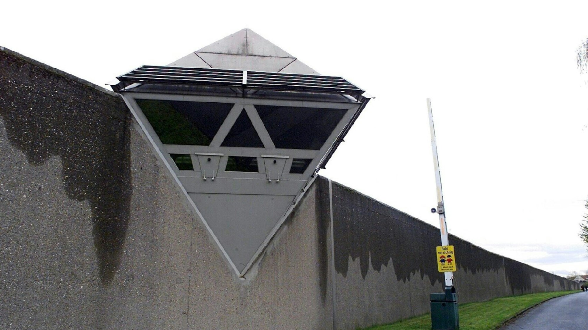 Foto von einem Wachturm der JVA Ossendorf