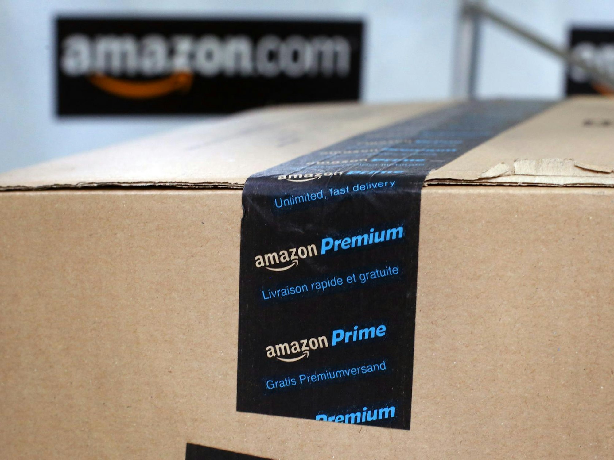 Eine Paket-Lieferung von Amazon.