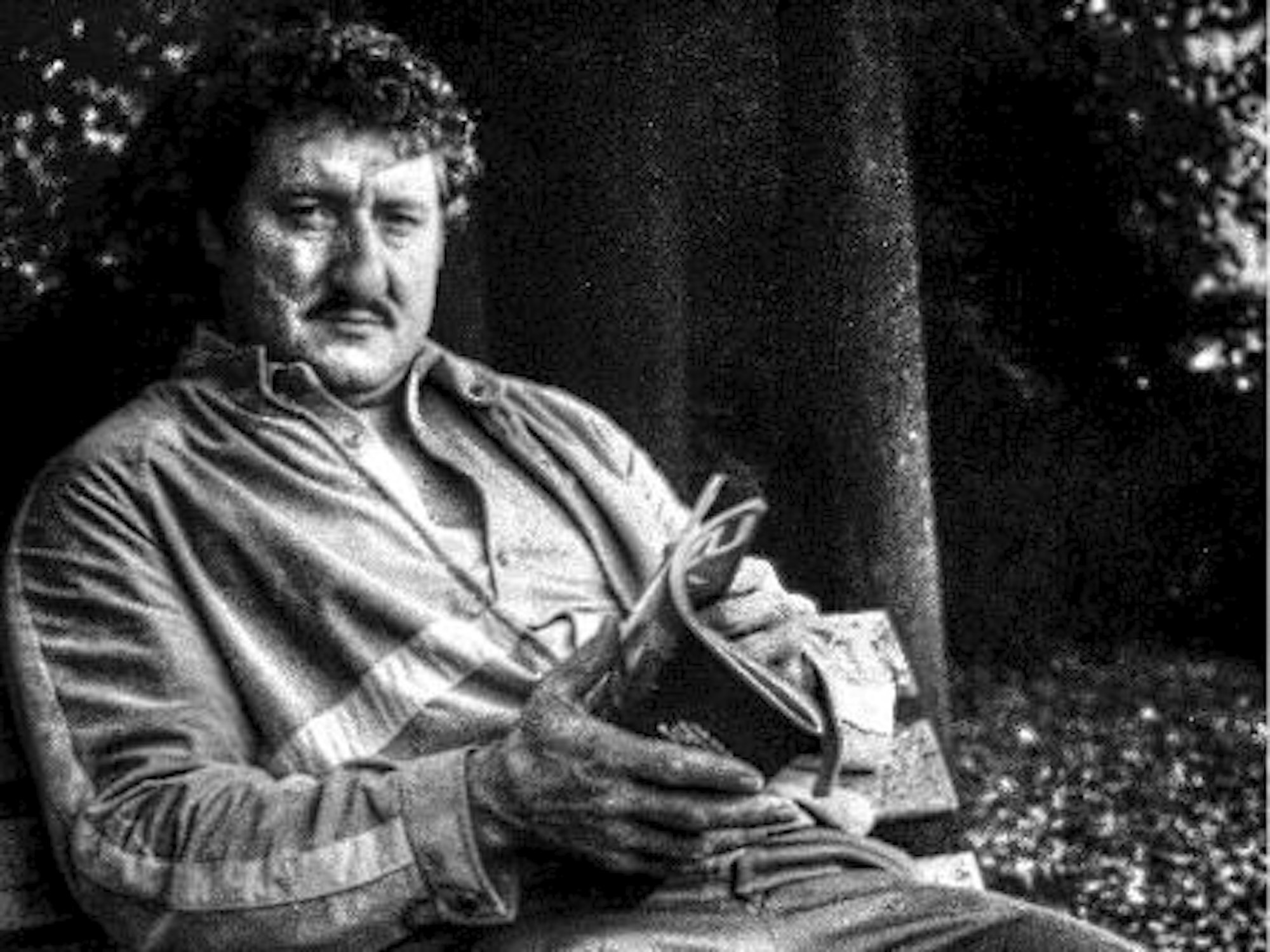 Heinrich Schäfer sitzt auf einer Bank.