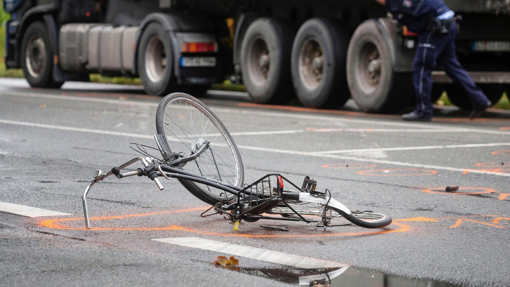 Ein schwer beschädigtes Hollandrad nach einem Unfall mit einem Lkw