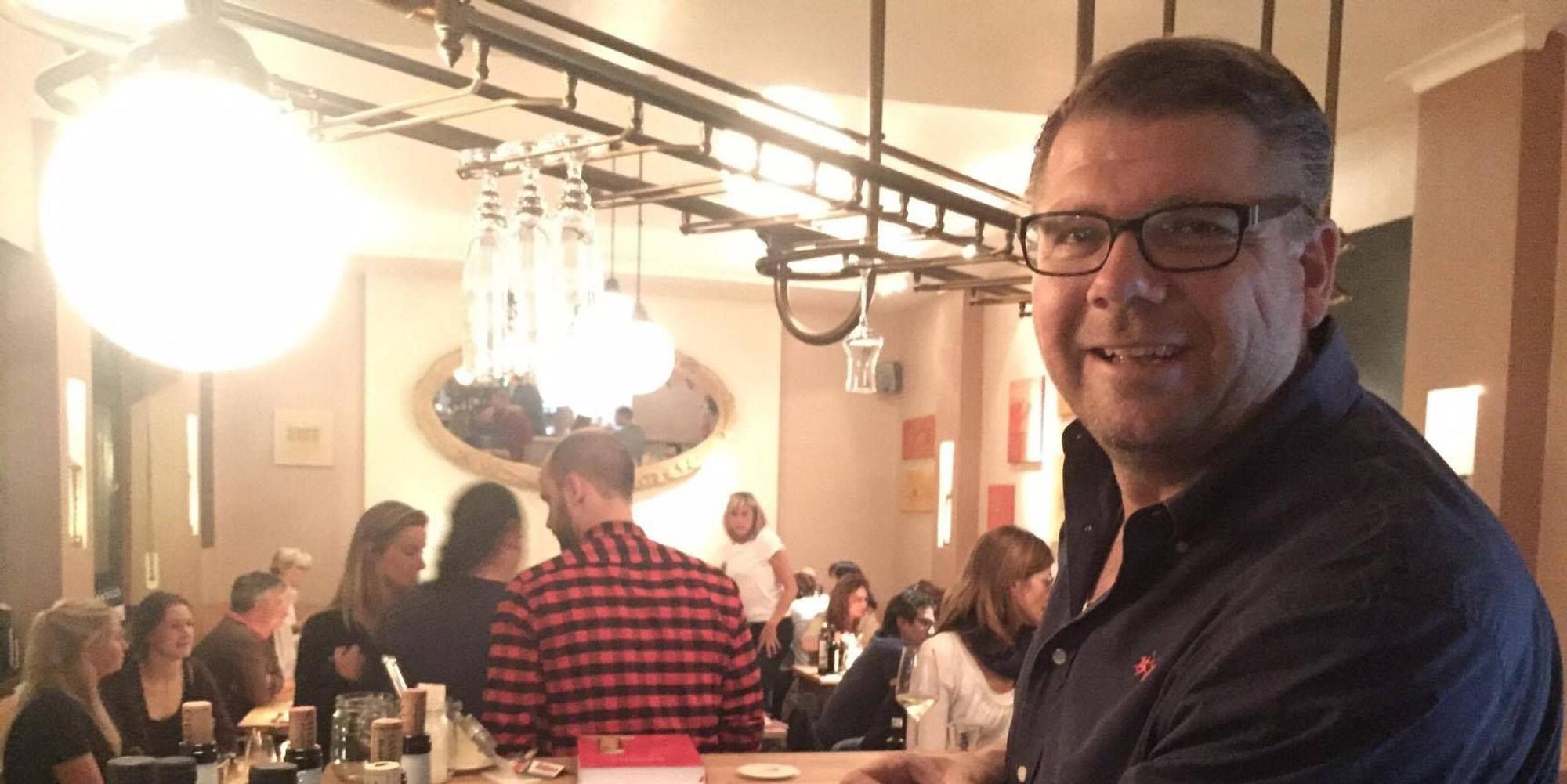 Martin Schlüter in seinem neuen Restaurant „Volksmund“, direkt am Volksgarten.