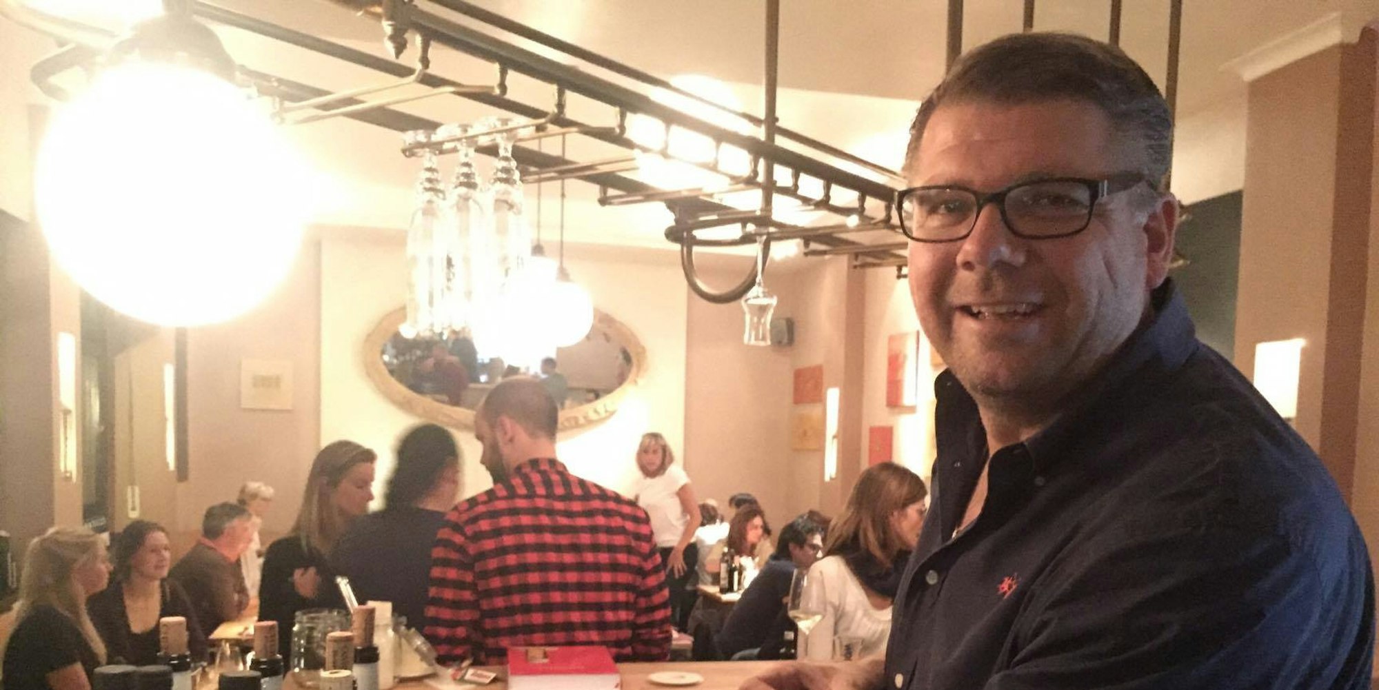 Martin Schlüter in seinem neuen Restaurant „Volksmund“, direkt am Volksgarten.