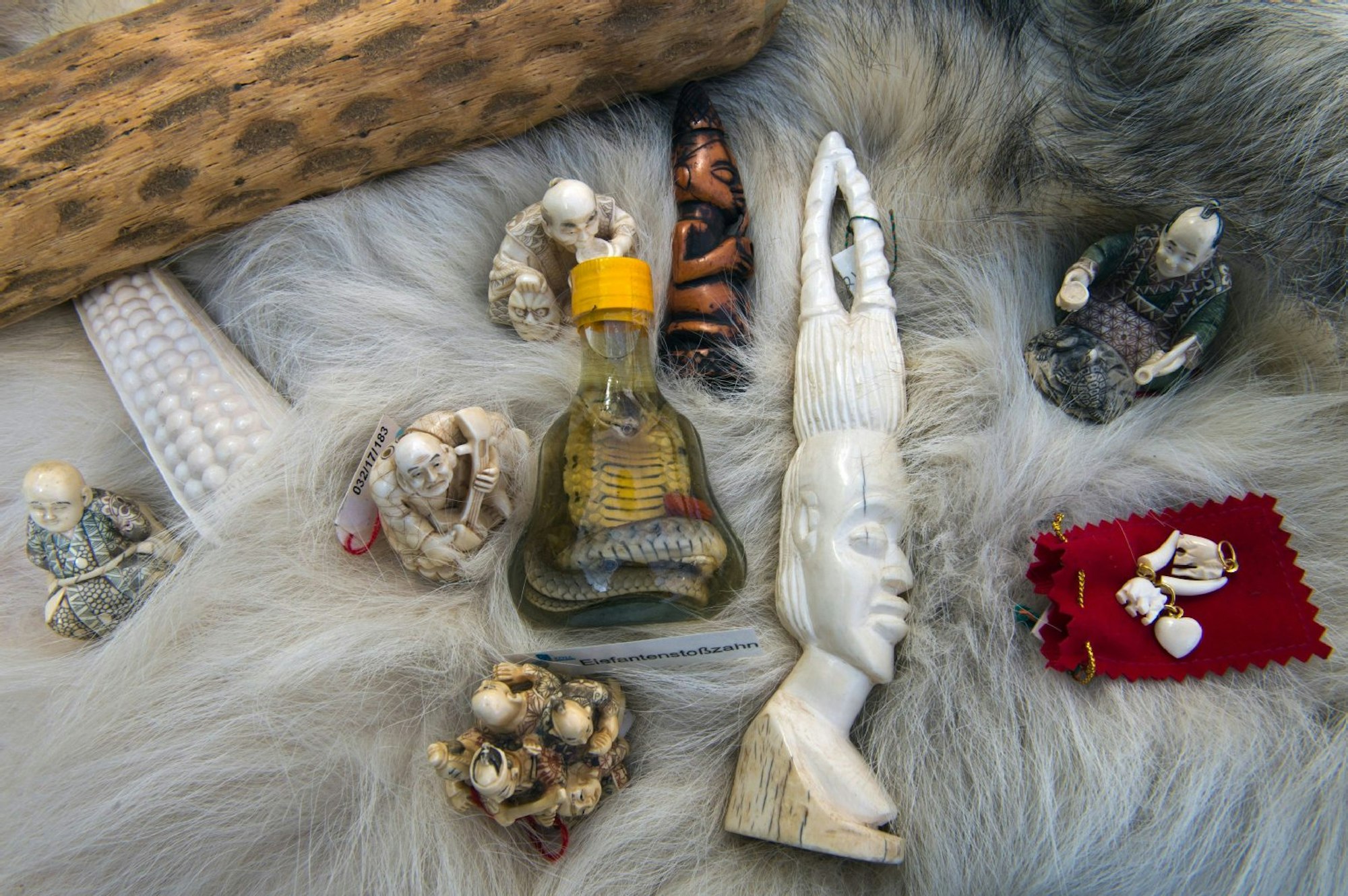 Mitbringsel aus dem Urlaub: Elfenbeischnitzereien, Flaschen mit eingelegten Schlangen
