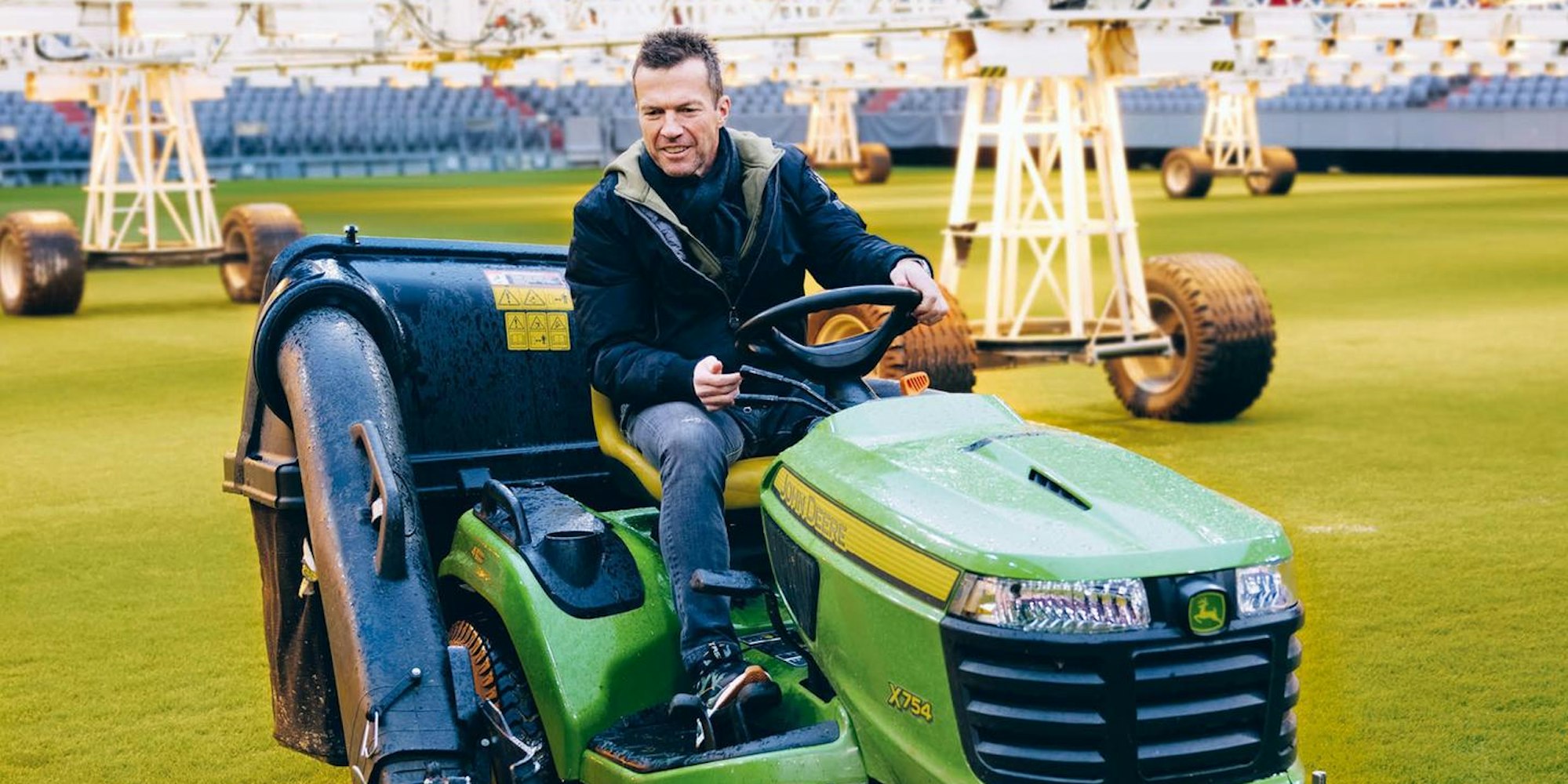 Lothar Matthäus als Greenkeeper in der Allianz Arena in München