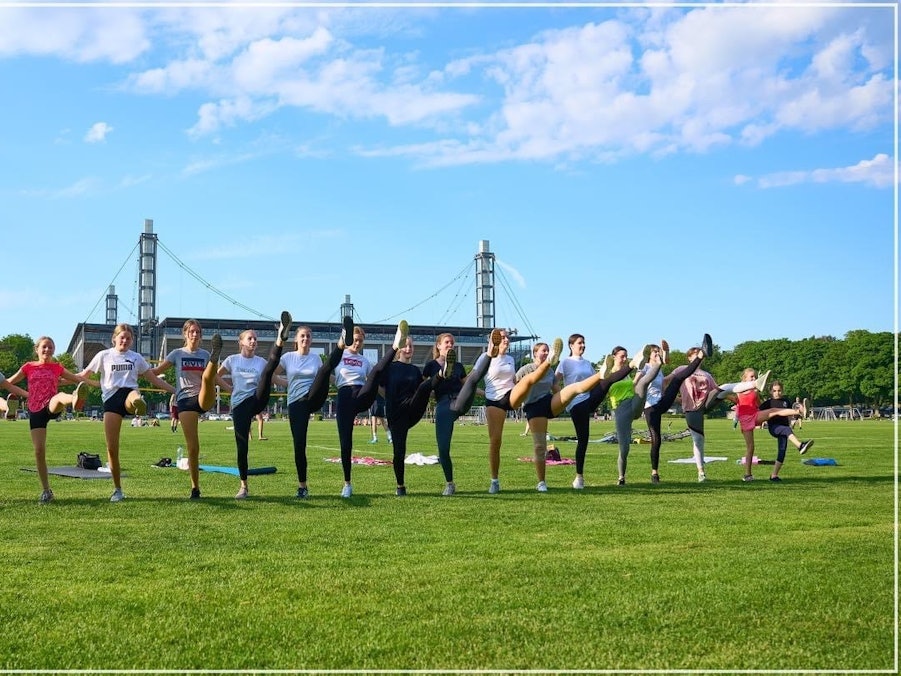 Kammerkätzchen trainieren am Stadion
