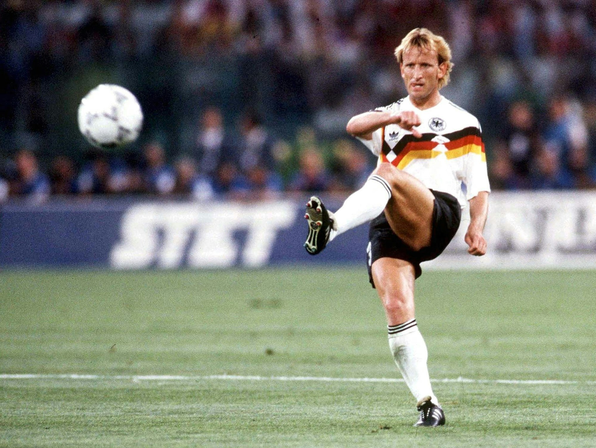 Andreas Brehme schießt