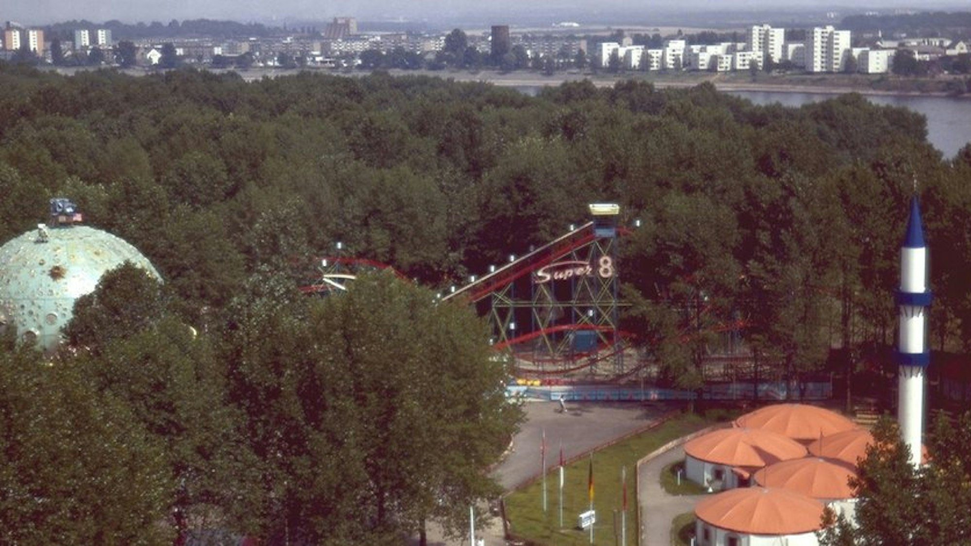 Blick aus der Luft auf den alten Kölner Freizeitpark Tivoli.